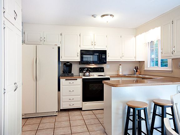 Eat in Kitchen with pantry