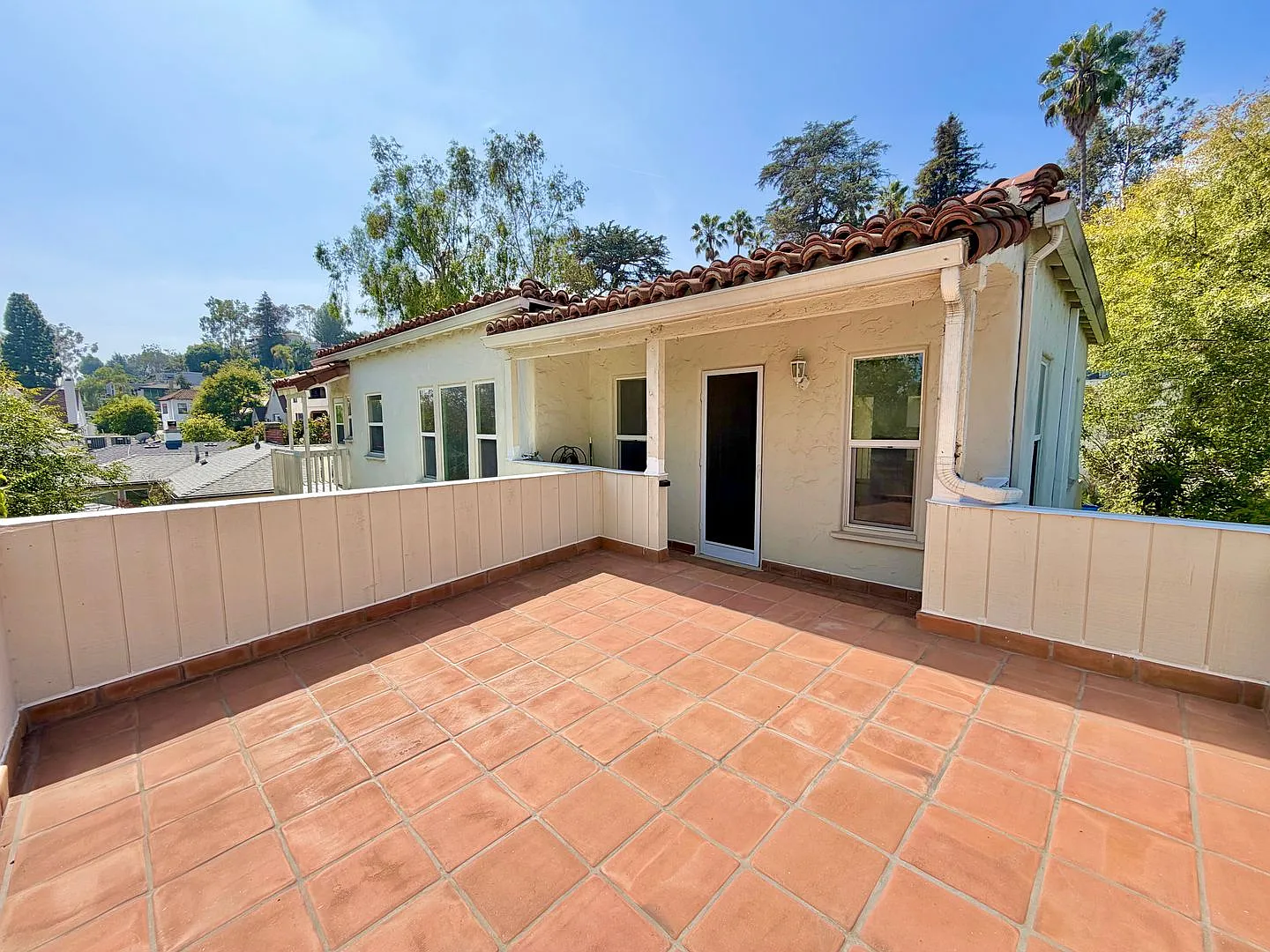 Top-Floor Duplex with Private Terrace & Two Garages, Minutes from Silver Lake Reservoir — Photo 4