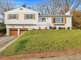 69 Hackensack Rd, Chestnut Hill, MA 02467