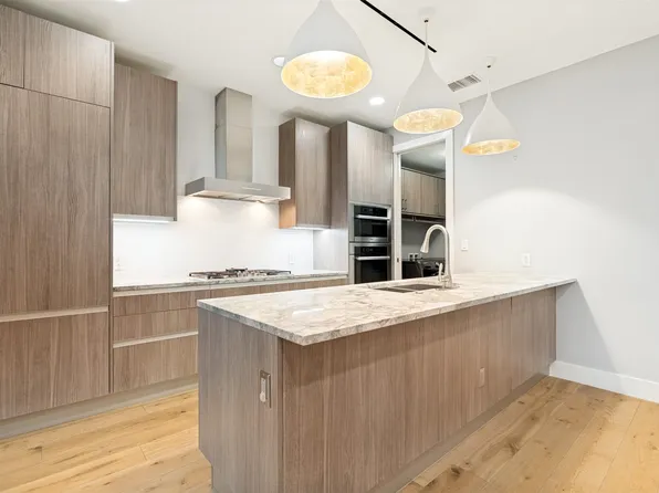 3130 N Harwood St APT 905, Dallas, TX 75201