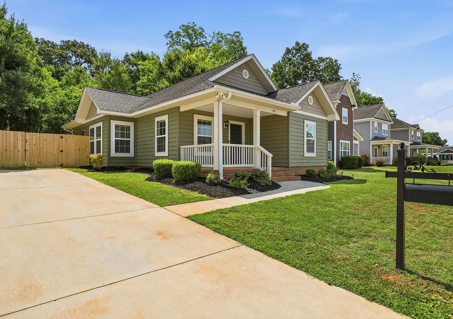 3 Bedroom Minutes From Downtown Greenville — Photo 2