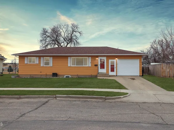 1722 Hillside Ct, Williston, ND 58801