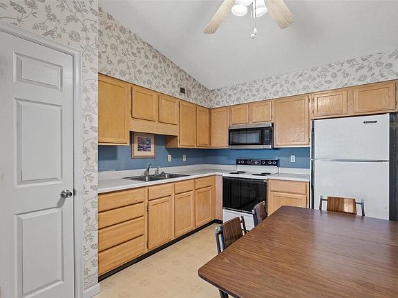 5th image of 9 Berview Cir APT B