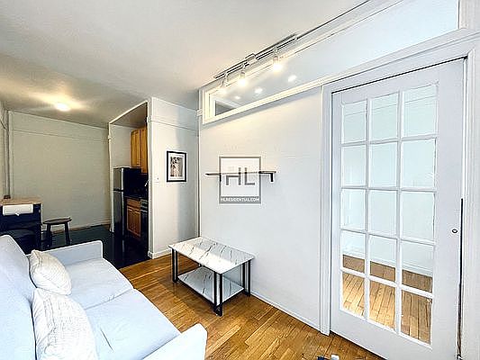 3rd image of 338 E 61st St APT 8