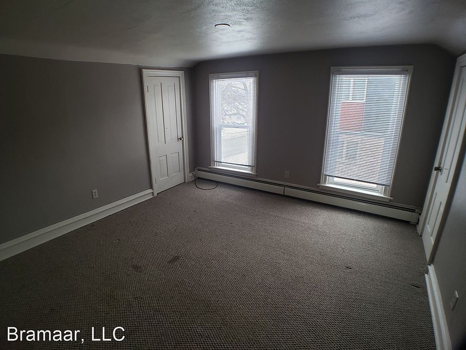 2nd image of 364 Rose St E