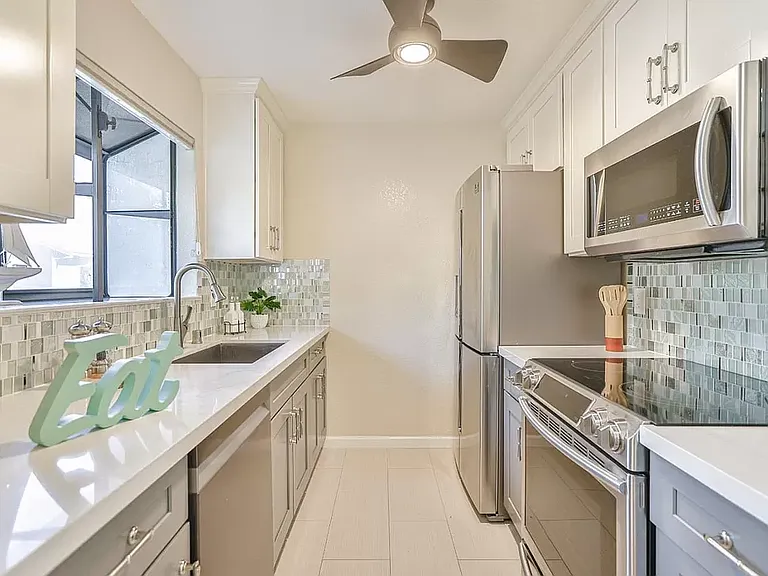 6949 Chantel Ct — Photo 3
