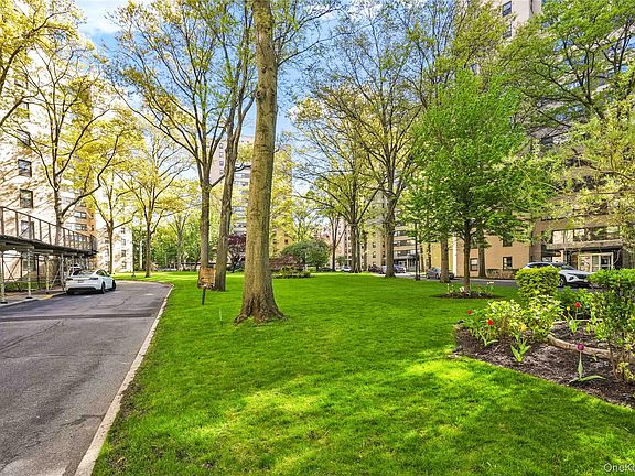 2nd image of 3 Fordham Hill Oval #1F