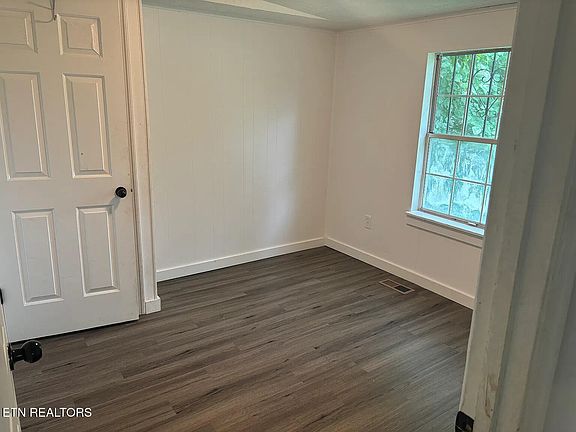 3rd image of 2200 Parkview Ave