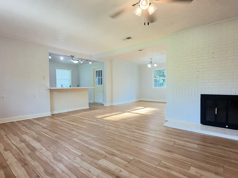 501 Mills Ave — Photo 6