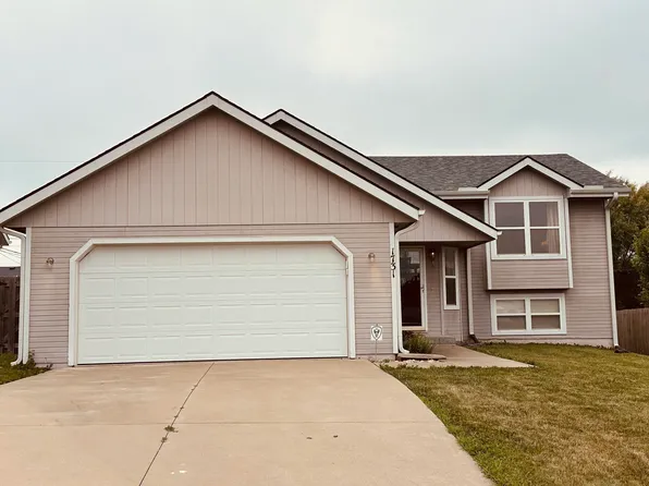 1731 SW Stone Crest Dr, Topeka, KS 66615