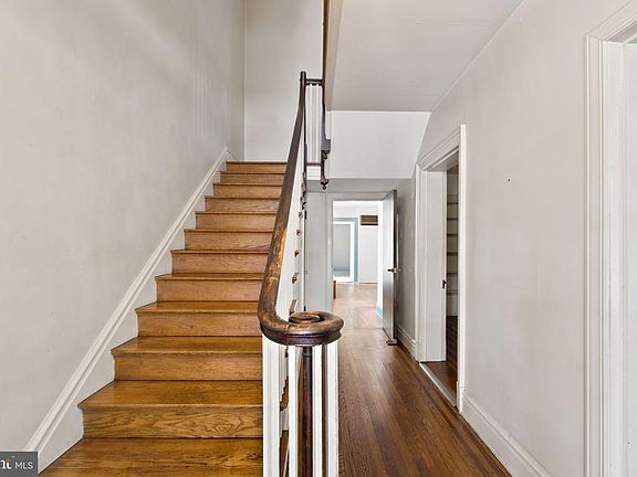 4th image of 112 E Main St