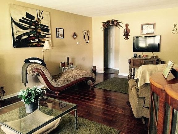 5th image of 221 Dorow Ave