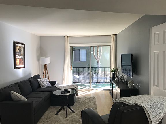 4th image of 740 W Elm St Unit 111