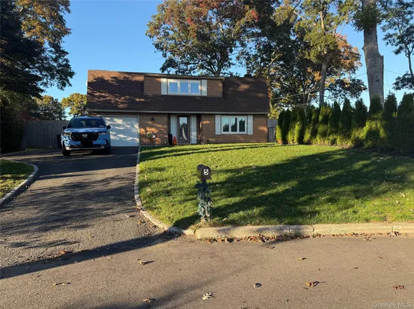 5 Hayuta Court, Holtsville, NY 11742