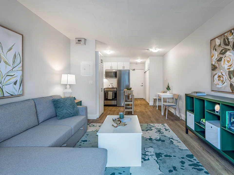 255 King St W