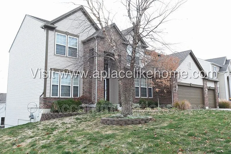 4 bed, 5.0 bath, 4315 sqft, $3,695 — Photo 3