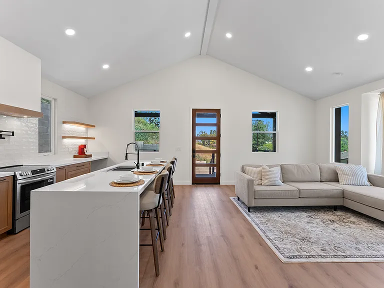 1075 Garfield Ave — Photo 12