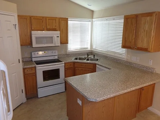4 bed, 3.0 bath, 1844 sqft, $1,850 — Photo 2