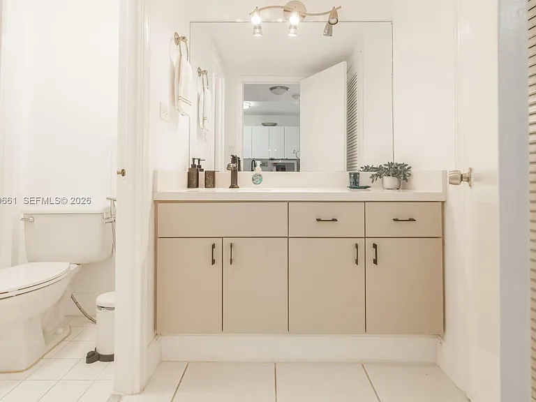 2301 Collins Ave #423 — Photo 5