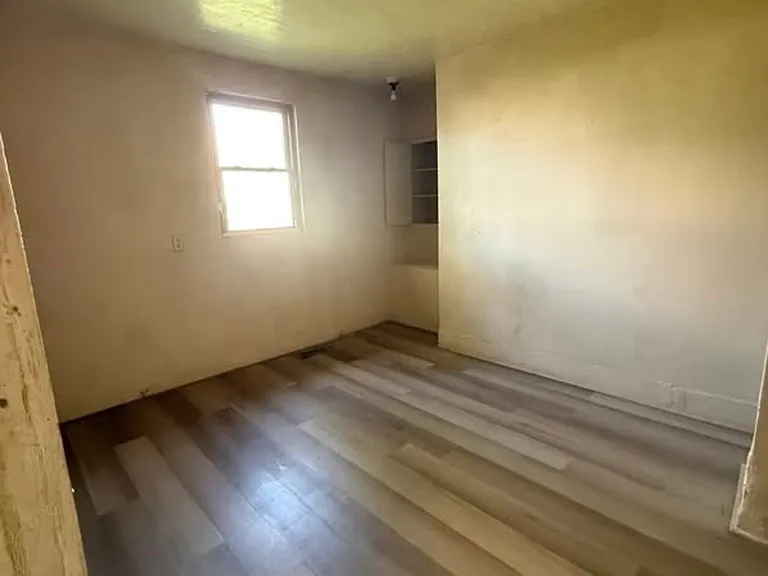 1035 Elmhurst Ave — Photo 3