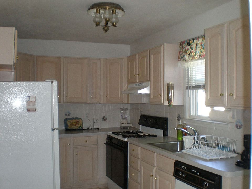 2nd image of 19 Dartmouth Ln