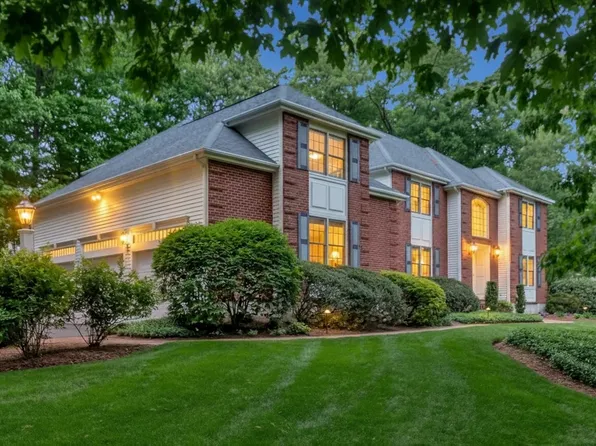 4 Wagon Wheel Rd, North Attleboro, MA 02760