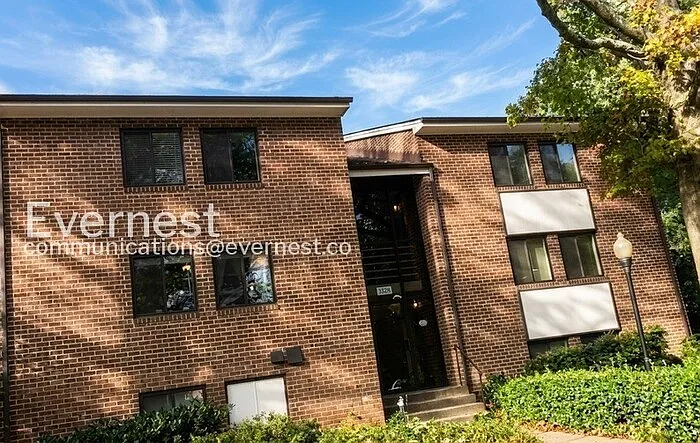 1528 Northgate Sq #2C