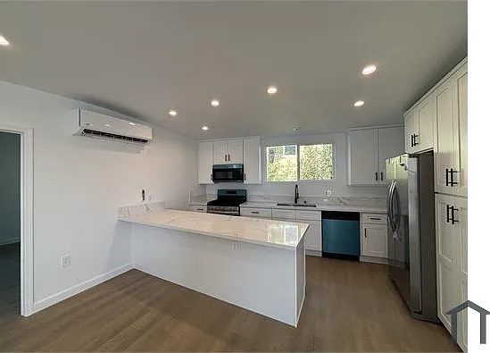 2280 S Barrington Ave #10 — Photo 1