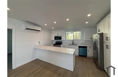 2280 S Barrington Ave #10 Photo 1