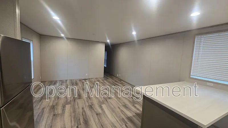 3 bed, 2.0 bath, 2025 sqft, $1,179 — Photo 2