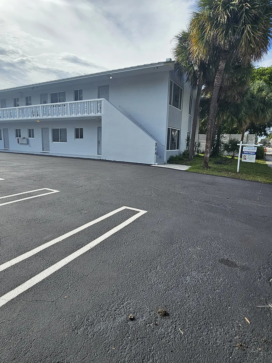 Drive right up to your front door for the convenience of loading and unloading. - 206 SE 1st Ave #1