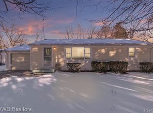 15217 Charluene Dr, Fenton, MI