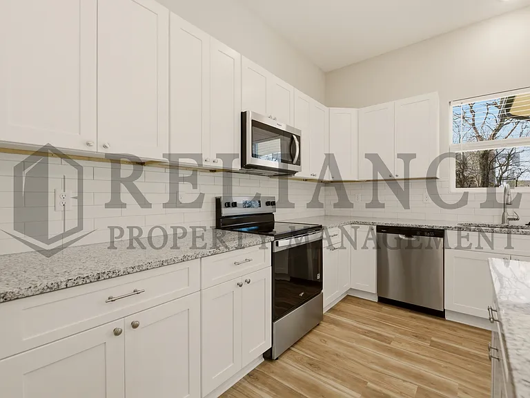 525 E Elmwood St — Photo 16