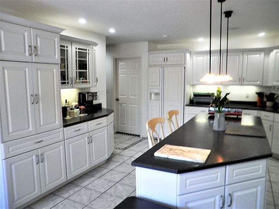 3rd image of 413 Tyger Dr