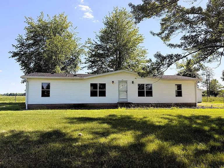 1405 Highway 150 NE — Photo 1