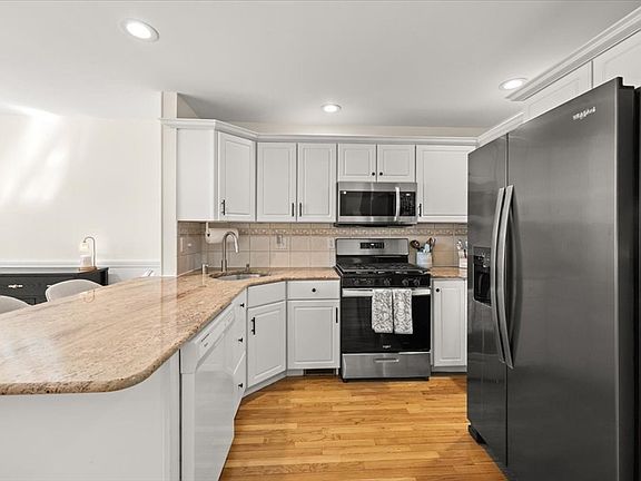 3rd image of 7 Waltham Dr Unit 7