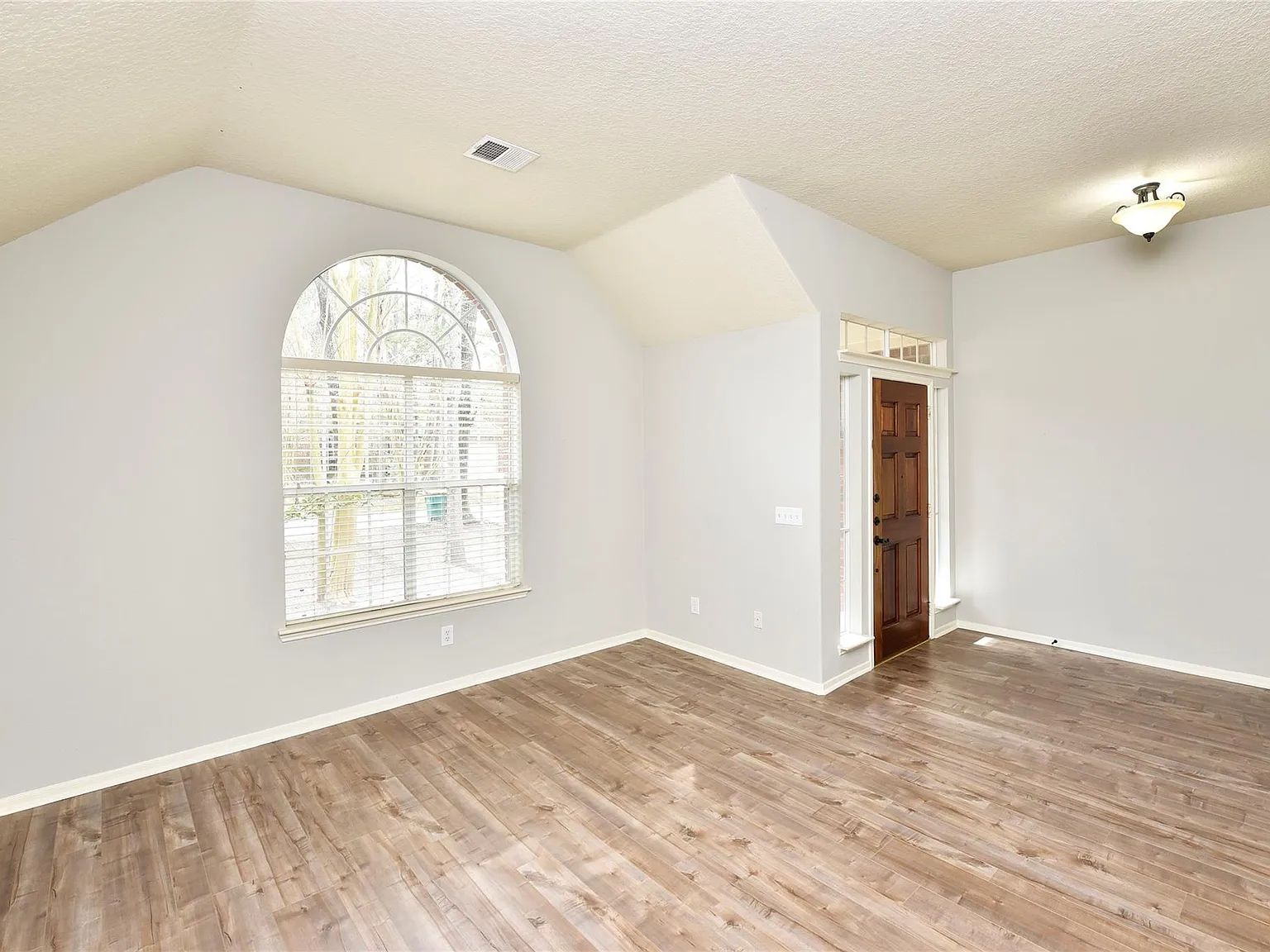 4 bed, 2.0 bath, 2187 sqft, $2,500 — Photo 4