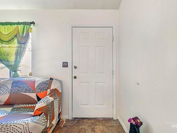 5th image of 152 Cordova Ave