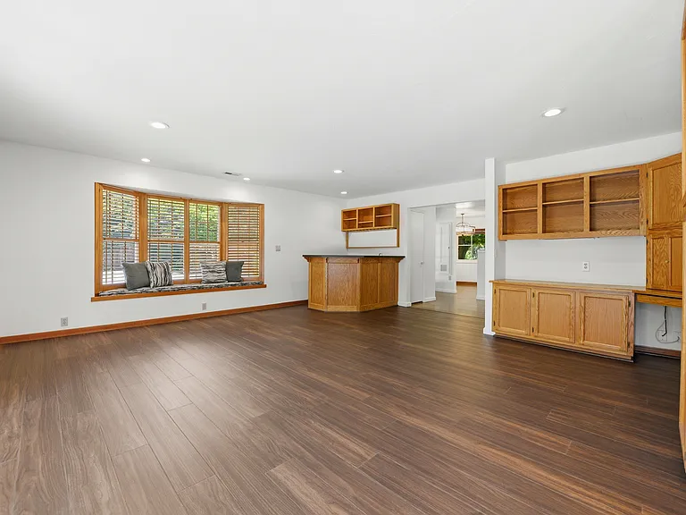 1825 White Oak Dr — Photo 17