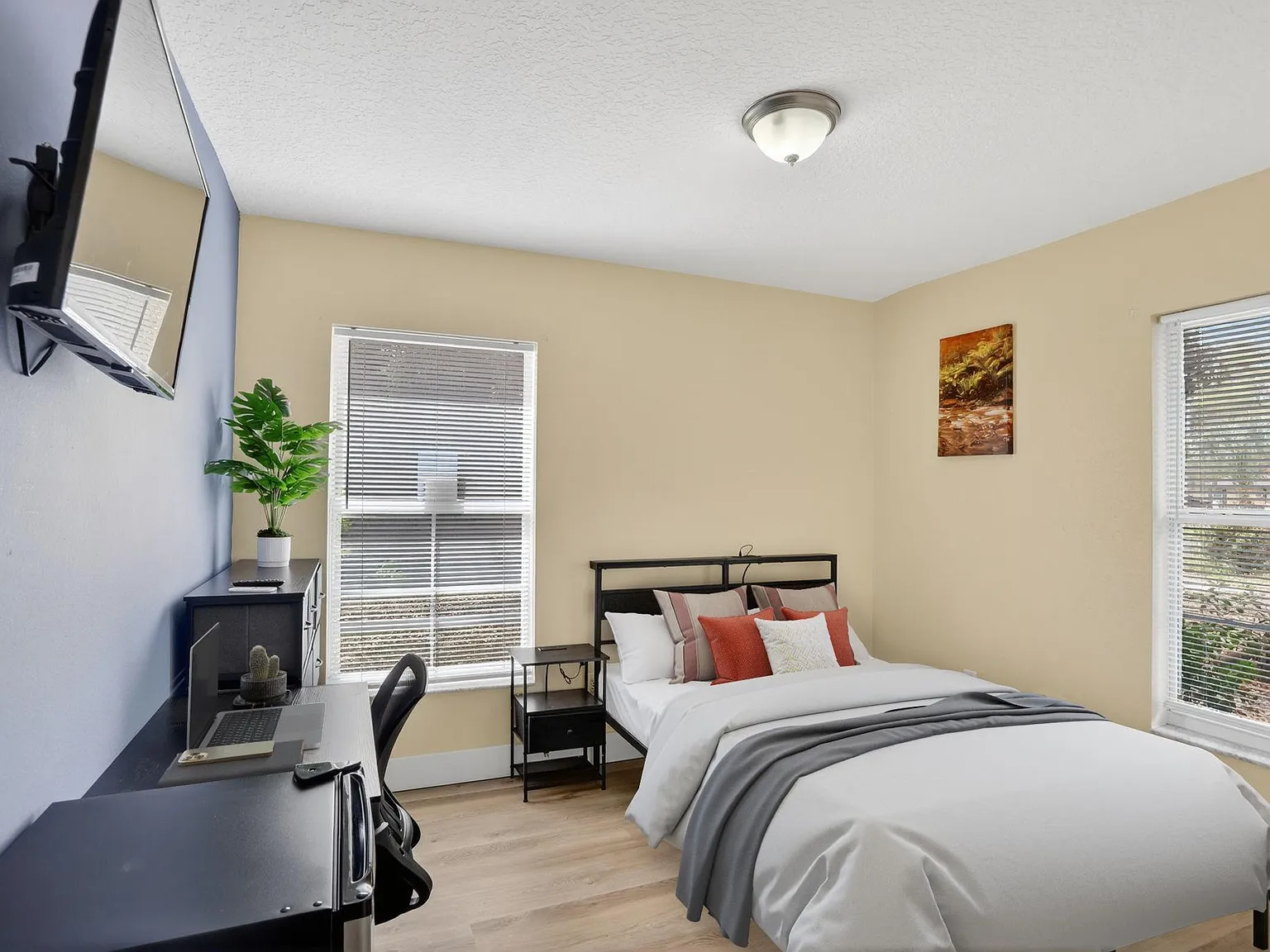 4 bed, 3.0 bath, 2244 sqft, $957 — Photo 1
