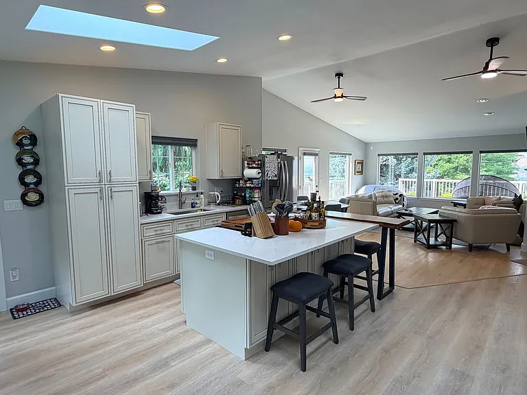 2637 Afton Pl NE — Photo 2