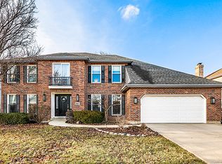 660 Red Maple Ln, Roselle, IL 60172