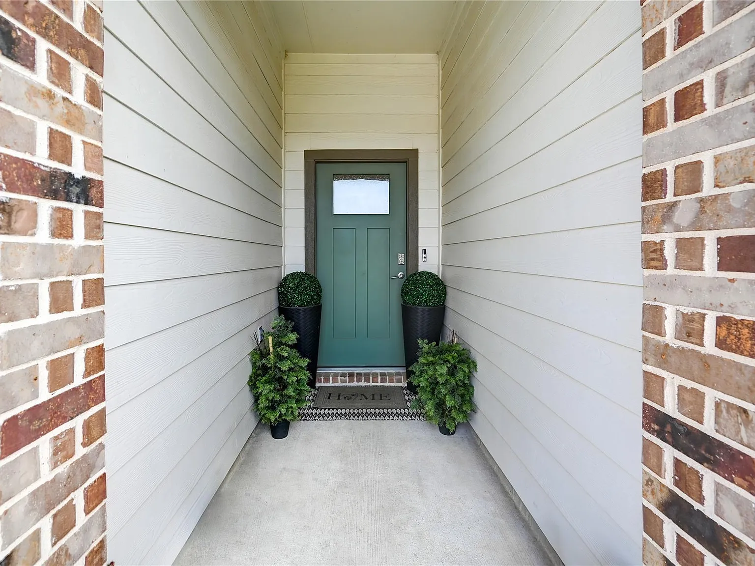4 bed, 2.0 bath, 1827 sqft, $2,700 — Photo 3