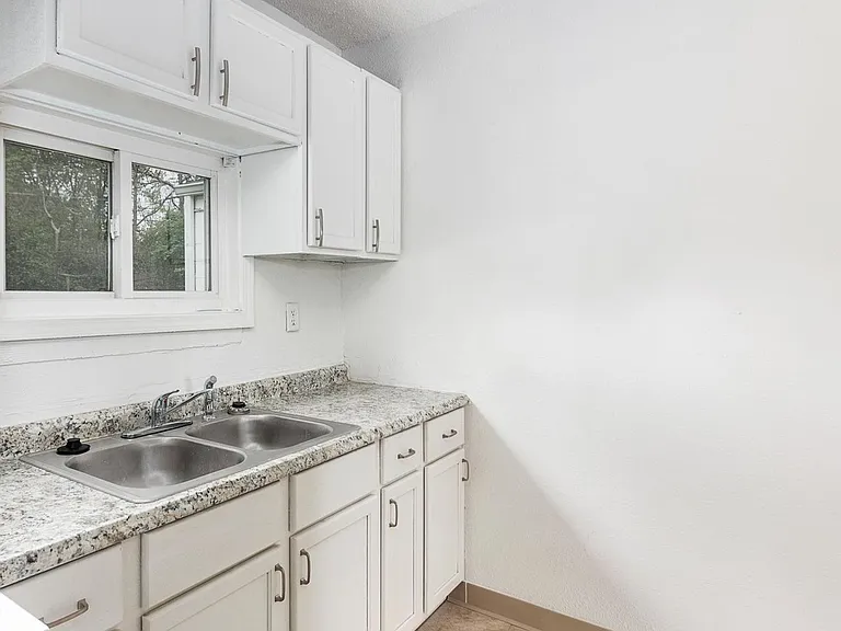 1231 S Denny St — Photo 10