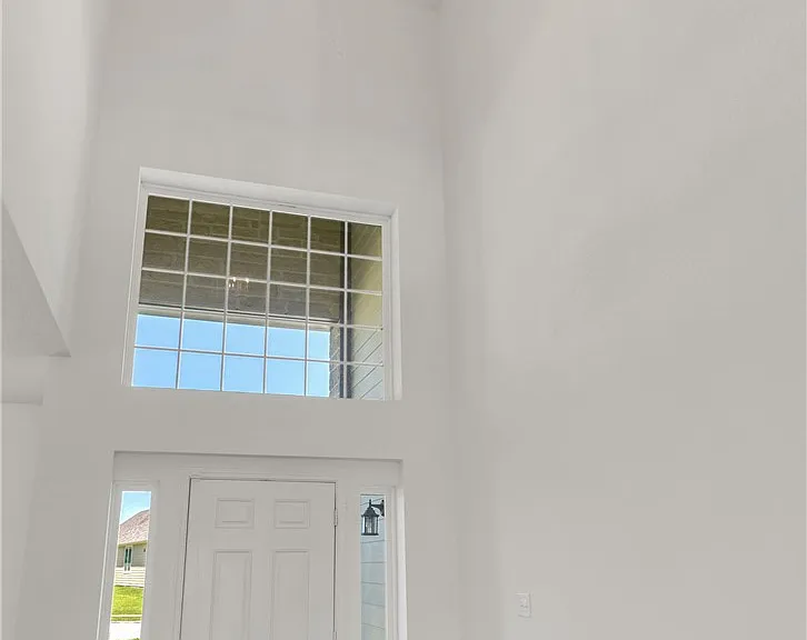 1386 Kingsgate Dr — Photo 2