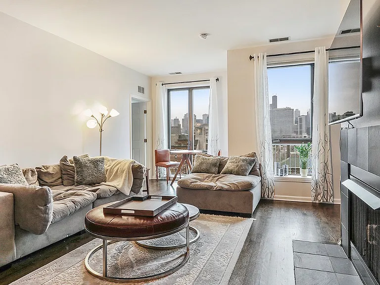 343 W Old Town Ct #700 — Photo 7