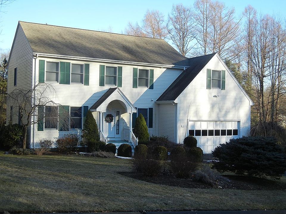 Beautiful Center Hall Coloni