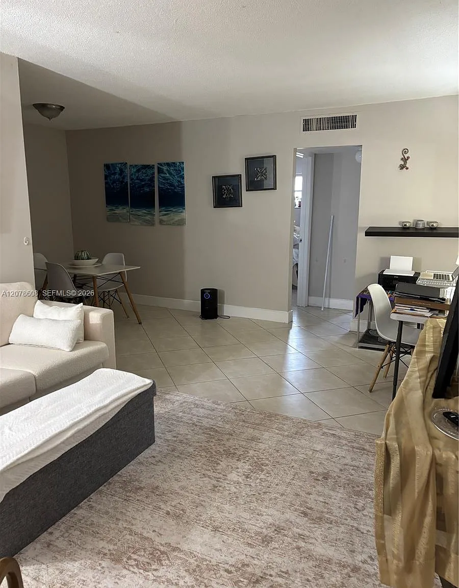 1100 NE 1st Ct — Photo 3