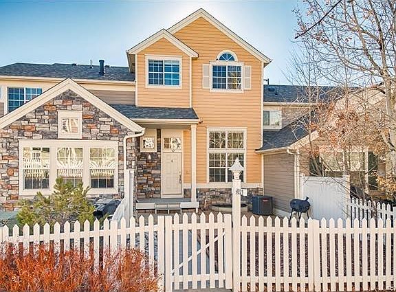 Front of condo/townhouse