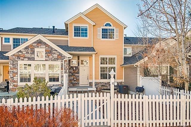 Front of condo/townhouse